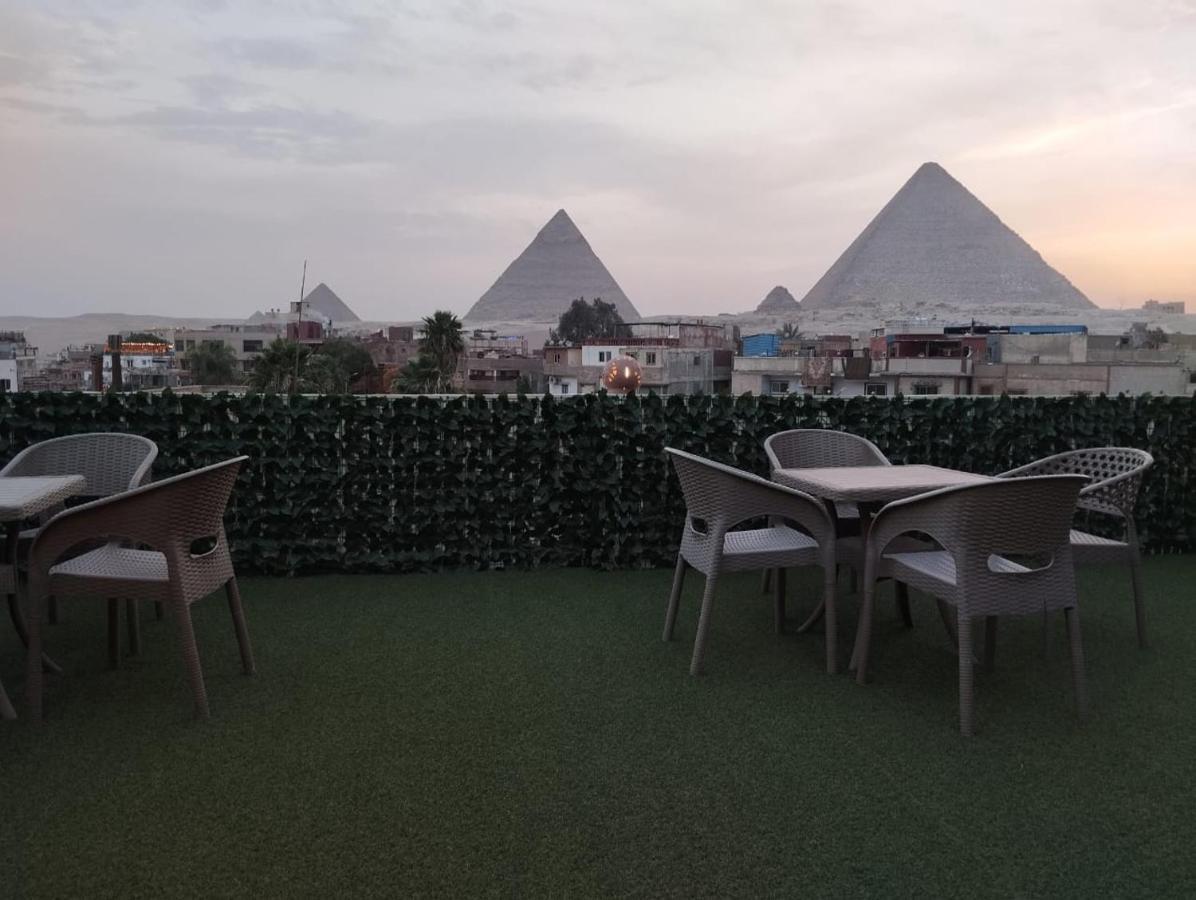مبيت وإفطار القاهرة Three Golden Pyramids المظهر الخارجي الصورة